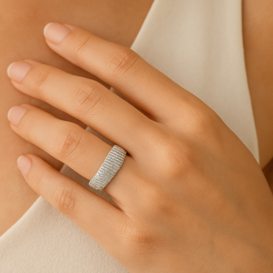 Lustre Line W Ring