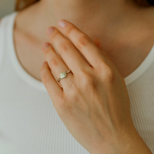 Radiant Knot W Ring